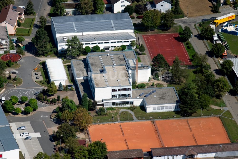 Luftaufnahme Krautheim - Schulgebäude der Realschule Krautheim an der Schulstraße in Krautheim im Bundesland Baden-Württemberg, Deutschland