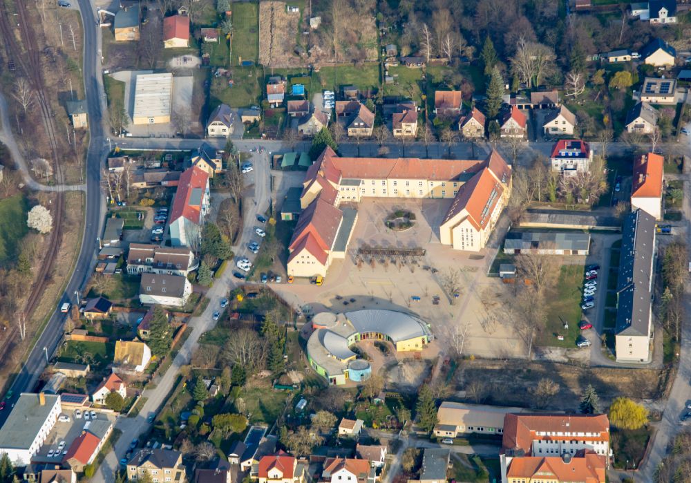 Luckau von oben - Schulgebäude Rosa Luxemburg Grundschule in Luckau im Bundesland Brandenburg, Deutschland