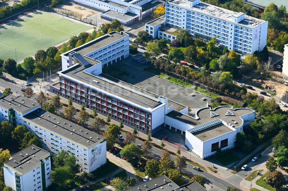 Luftaufnahme Berlin - Schulgebäude Sartre- Gymnasium im Ortsteil Hellersdorf in Berlin, Deutschland