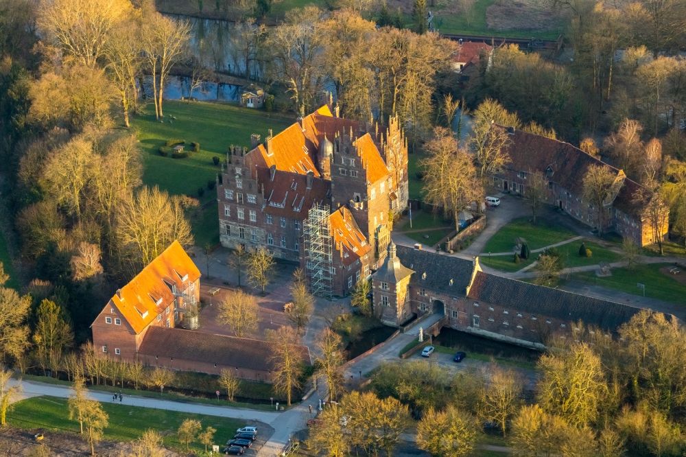 Hamm von oben - Schulgebäude des Schloss Heessen Privatschule und Internat in Heessen im Bundesland Nordrhein-Westfalen, Deutschland