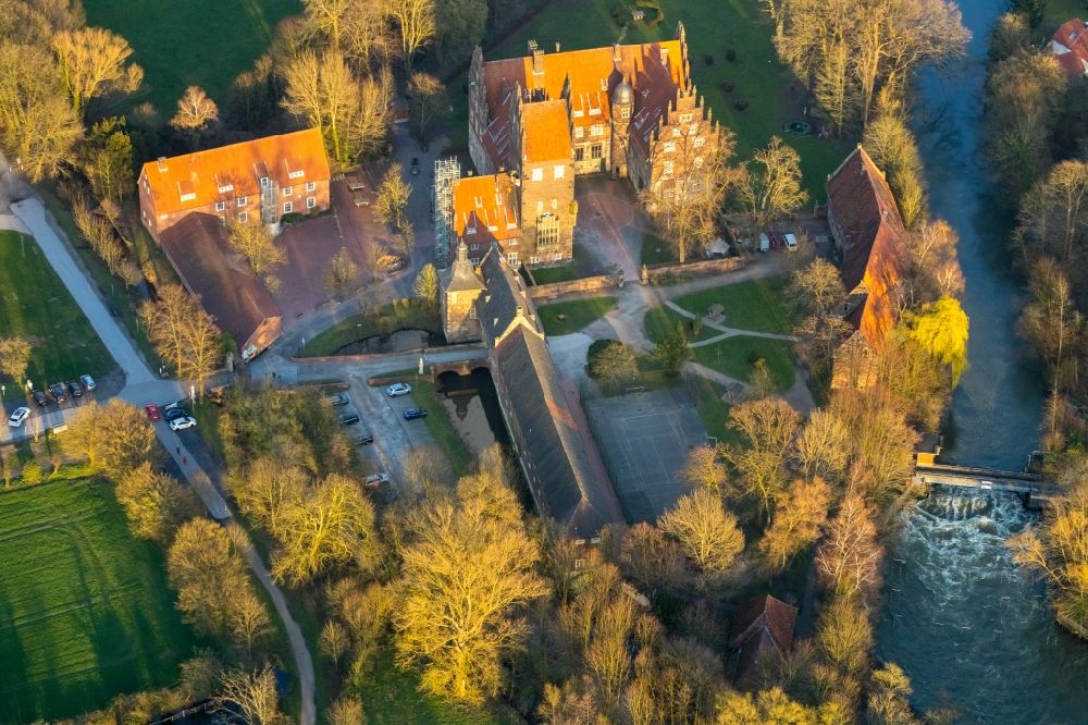 Luftbild Hamm - Schulgebäude des Schloss Heessen Privatschule und Internat in Heessen im Bundesland Nordrhein-Westfalen, Deutschland