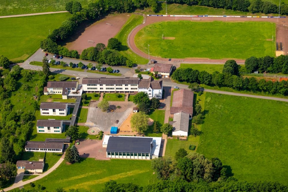 Diemelstadt von oben - Schulgebäude der Schlossbergschule Rhoden im Ortsteil Rhoden in Diemelstadt im Bundesland Hessen, Deutschland