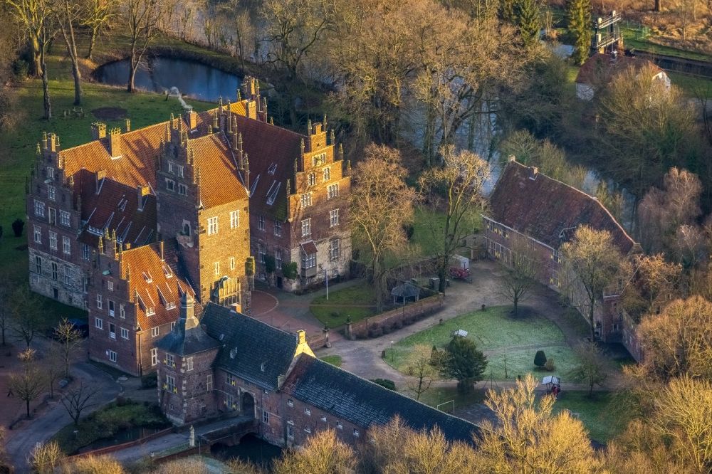 Hamm aus der Vogelperspektive: Schulgebäude des Schlosses Heessen in Hamm im Bundesland Nordrhein-Westfalen, Deutschland