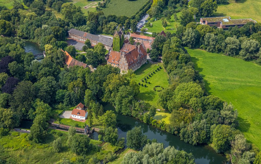 Luftaufnahme Hamm - Schulgebäude des Schlosses Heessen in Hamm im Bundesland Nordrhein-Westfalen, Deutschland