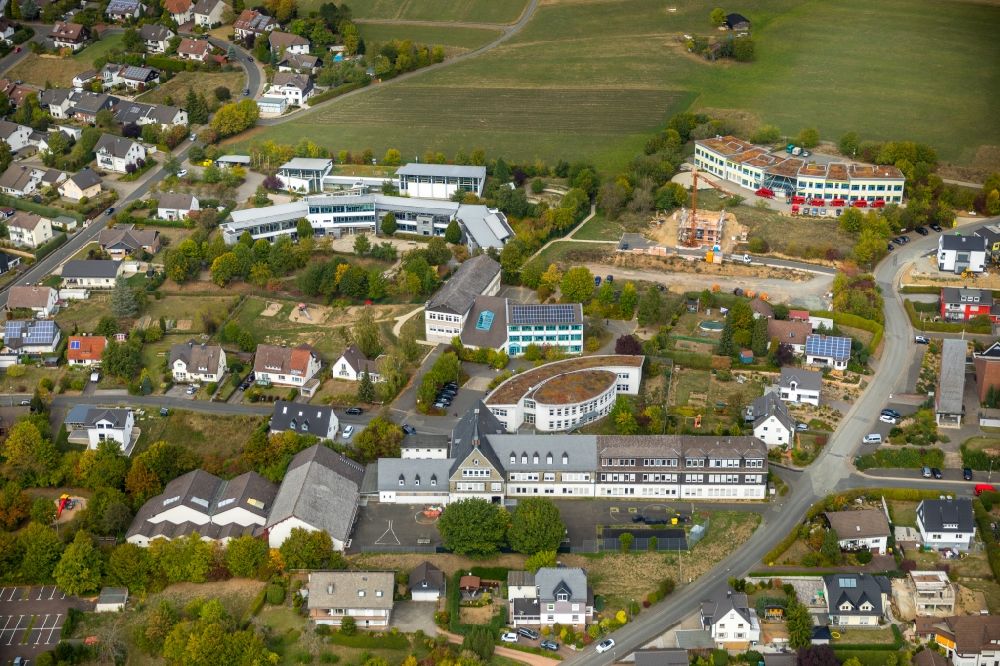 Luftaufnahme Deuz - Schulgebäude der Schule Deuz in Deuz im Bundesland Nordrhein-Westfalen, Deutschland