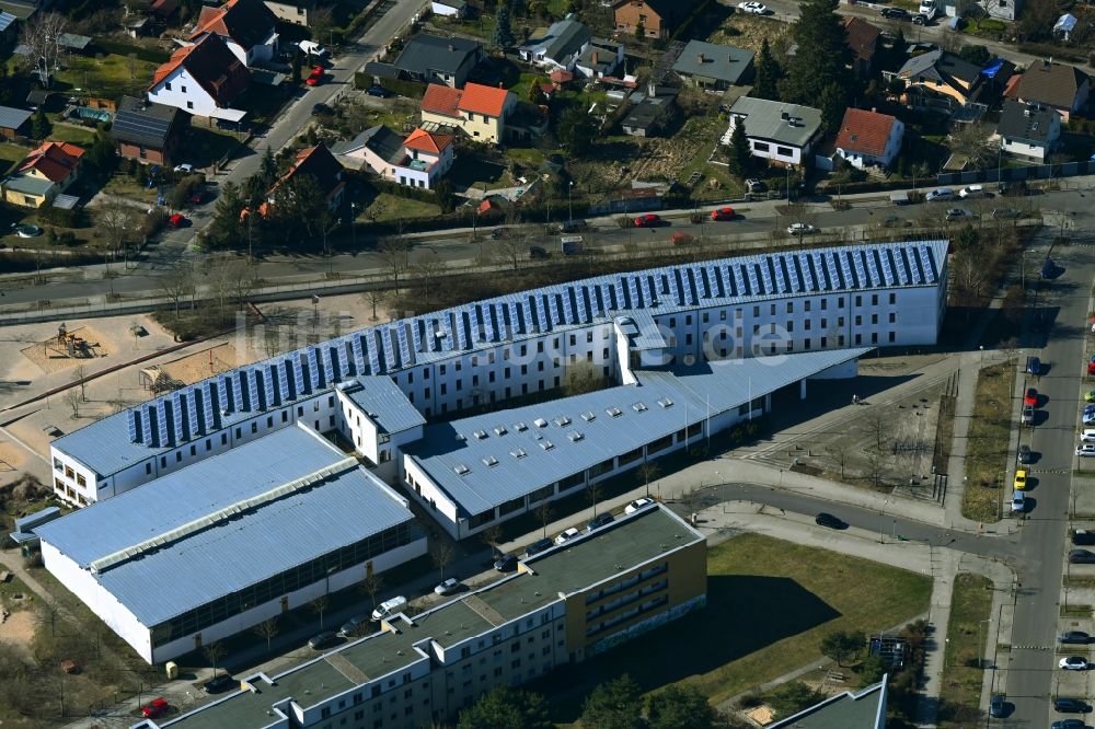 Luftbild Berlin - Schulgebäude Schule am Mohnweg und Sporthalle am Mohnweg in Berlin, Deutschland
