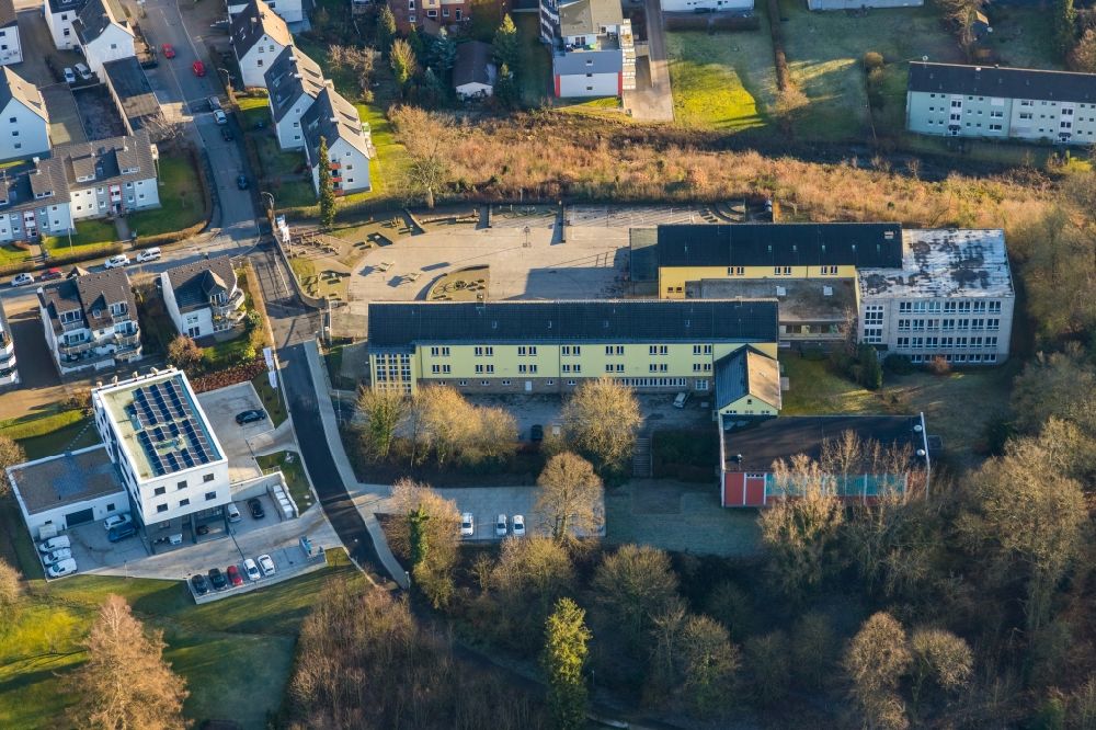 Ennepetal aus der Vogelperspektive: Schulgebäude der Sekundarschule Ennepetal am Amselweg in Ennepetal im Bundesland Nordrhein-Westfalen, Deutschland