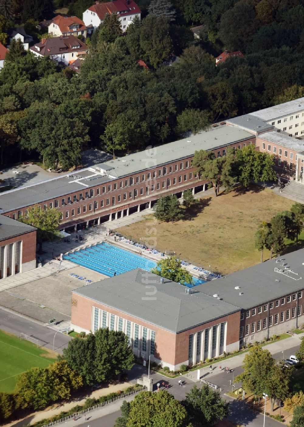 Luftaufnahme Berlin - Schulgebäude der Sportschule im Olympiapark - Poelchau-Schule am Prinz-Friedrich-Karl-Weg in Berlin