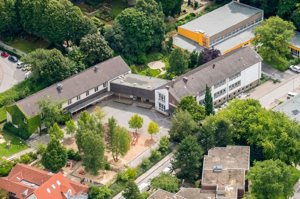 Gevelsberg aus der Vogelperspektive: Schulgebäude der Stadt Silschede am Brandteich in Gevelsberg im Bundesland Nordrhein-Westfalen - NRW, Deutschland