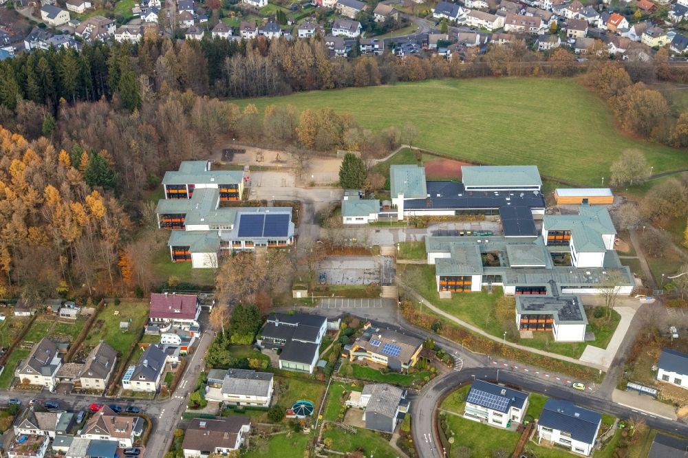 Luftbild Meinerzhagen - Schulgebäude der Städt. Gemeinschaftsgrundschule Auf der Wahr in Meinerzhagen im Bundesland Nordrhein-Westfalen, Deutschland