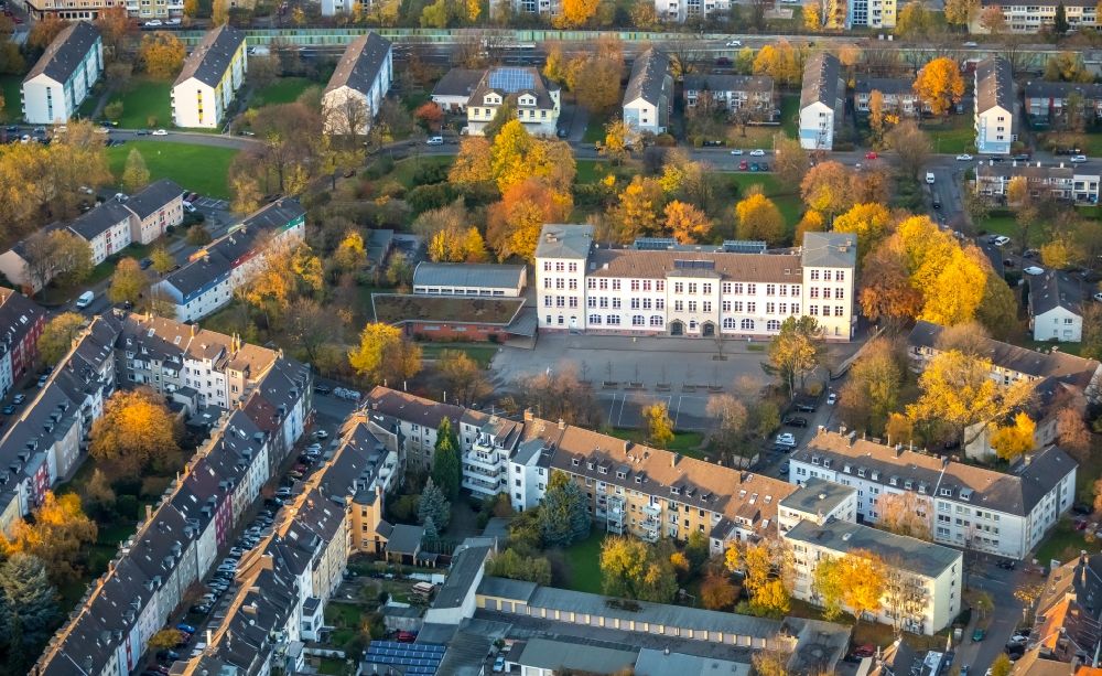 Luftaufnahme Essen - Schulgebäude der Städtische Gesamtschule Holsterhausen in Essen im Bundesland Nordrhein-Westfalen, Deutschland