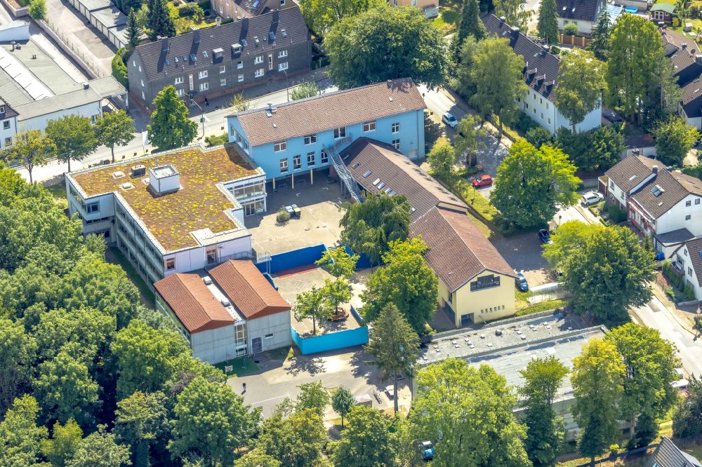 Heiligenhaus von oben - Schulgebäude Städtische Realschule Heiligenhaus in Heiligenhaus im Bundesland Nordrhein-Westfalen, Deutschland