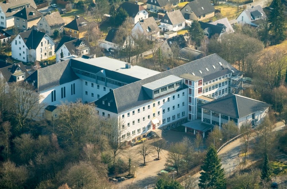 Menden (Sauerland) aus der Vogelperspektive: Schulgebäude der Städtische Realschule an der Klosterstraße in Menden (Sauerland) im Bundesland Nordrhein-Westfalen