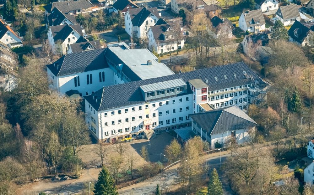 Luftbild Menden (Sauerland) - Schulgebäude der Städtische Realschule an der Klosterstraße in Menden (Sauerland) im Bundesland Nordrhein-Westfalen