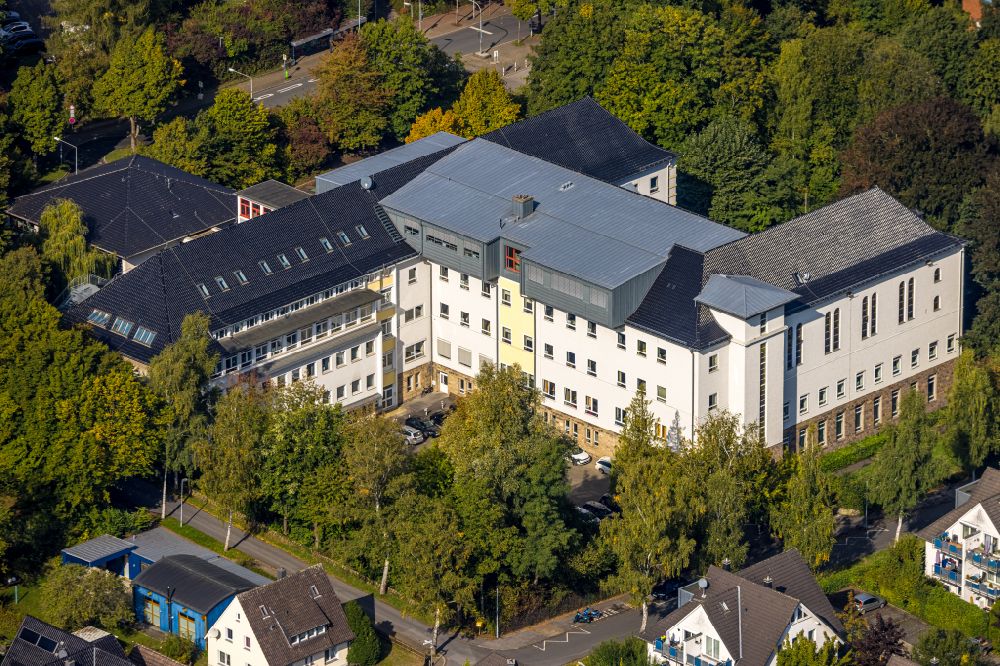 Menden (Sauerland) von oben - Schulgebäude der Städtische Realschule Menden an der Klosterstraße in Menden (Sauerland) im Bundesland Nordrhein-Westfalen, Deutschland