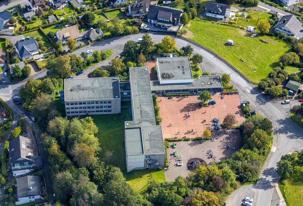 Luftaufnahme Sundern (Sauerland) - Schulgebäude der Städtische Realschule Sundern am Rotbuschweg in Sundern (Sauerland) im Bundesland Nordrhein-Westfalen, Deutschland