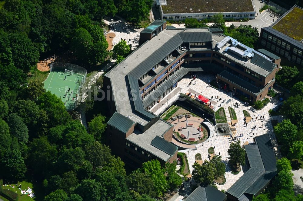 München von oben - Schulgebäude Städtische Wilhelm-Busch-Realschule am Krehlebogen in München im Bundesland Bayern, Deutschland