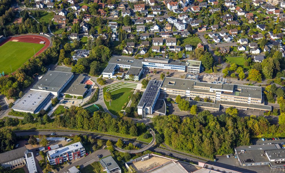 Kreuztal von oben - Schulgebäude vom Städtischen Gymnasium Kreuztal und der Realschule Ernst-Moritz-Arndt in Kreuztal im Bundesland Nordrhein-Westfalen