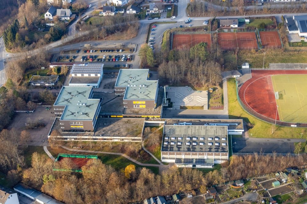 Luftaufnahme Schmallenberg - Schulgebäude vom Städtischen Gymnasium in Schmallenberg im Bundesland Nordrhein-Westfalen