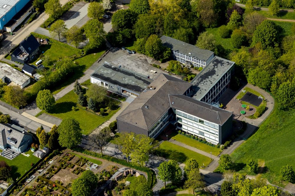 Luftaufnahme Breckerfeld - Schulgebäude der St.Jacobus Schule Breckerfeld in Breckerfeld im Bundesland Nordrhein-Westfalen, Deutschland