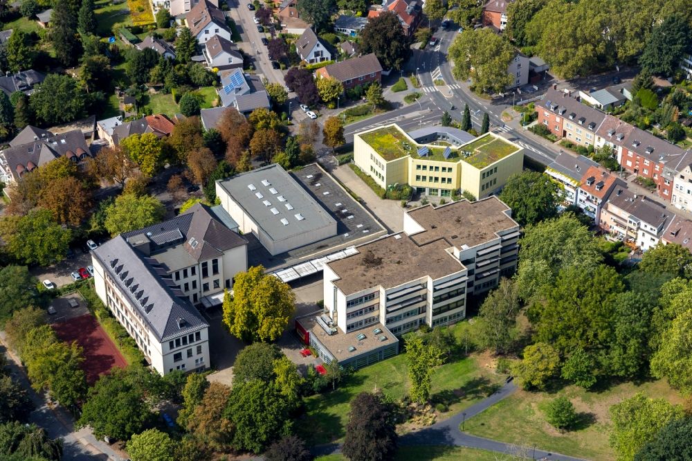 Dinslaken von oben - Schulgebäude des Theodor-Heuss-Gymnasium an der Voerder Straße in Dinslaken im Bundesland Nordrhein-Westfalen, Deutschland