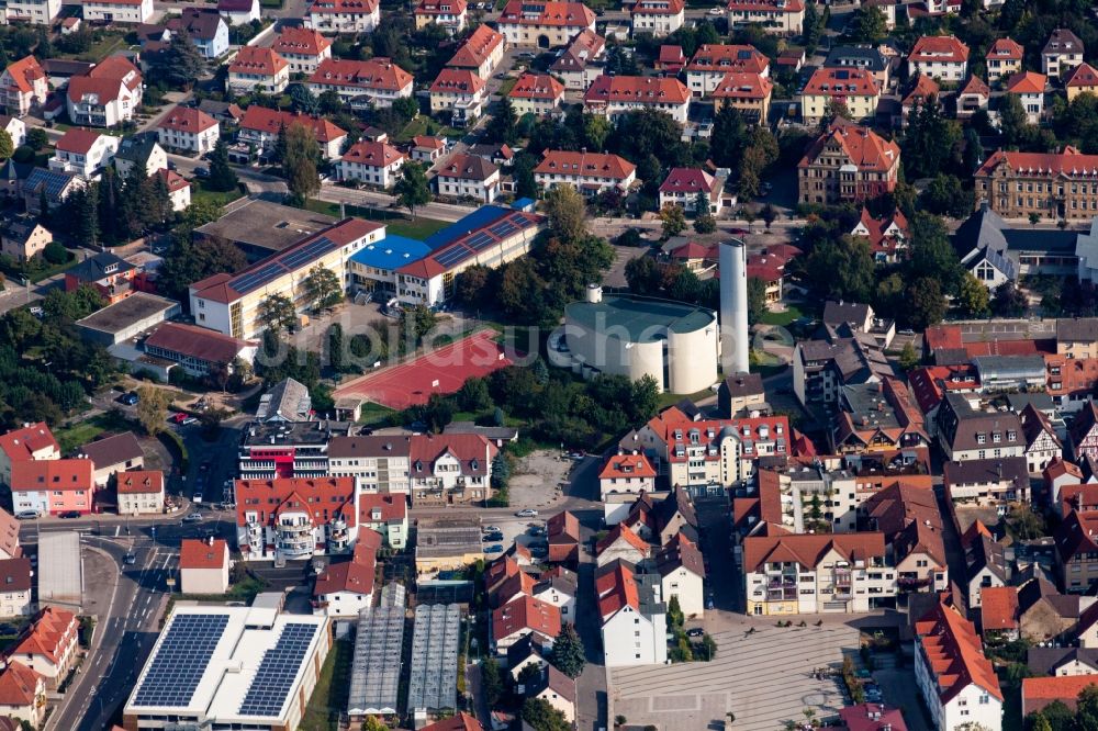 Sinsheim von oben - Schulgebäude der Theodor-Heuss-Schule und der Kirche in Sinsheim im Bundesland Baden-Württemberg, Deutschland