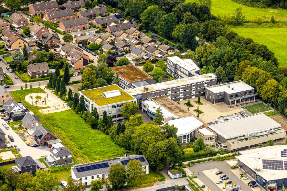 Luftaufnahme Ahlen - Schulgebäude Therese-Münsterteicher-Gesamtschule in Ahlen im Bundesland Nordrhein-Westfalen, Deutschland