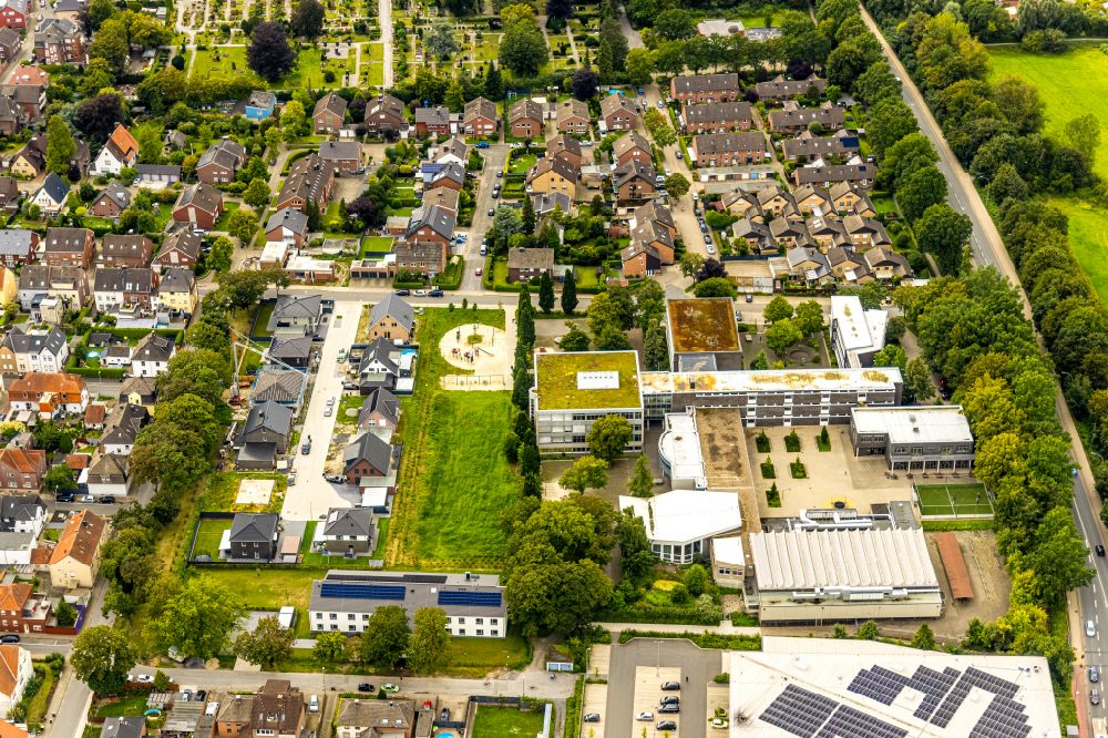 Ahlen von oben - Schulgebäude Therese-Münsterteicher-Gesamtschule in Ahlen im Bundesland Nordrhein-Westfalen, Deutschland