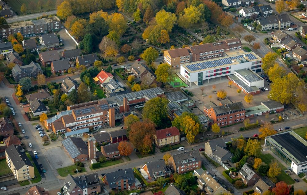 Luftaufnahme Bottrop - Schulgebäude des Vestisches Gymnasium im Ortsteil Kirchhellen in Bottrop im Bundesland Nordrhein-Westfalen, Deutschland