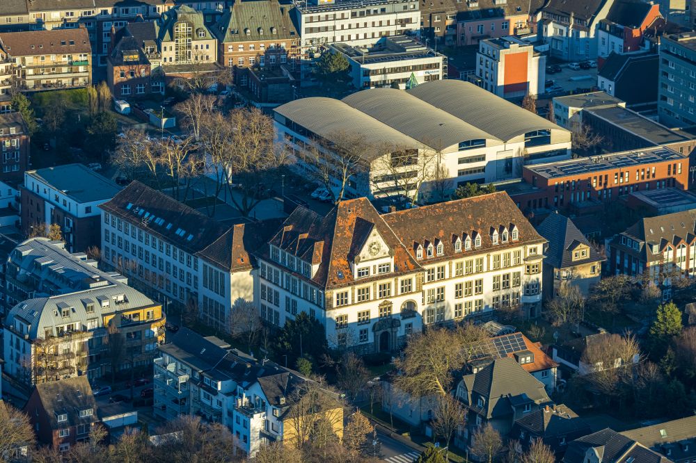 Luftaufnahme Bottrop - Schulgebäude der Volkshochschule in Bottrop im Bundesland Nordrhein-Westfalen, Deutschland