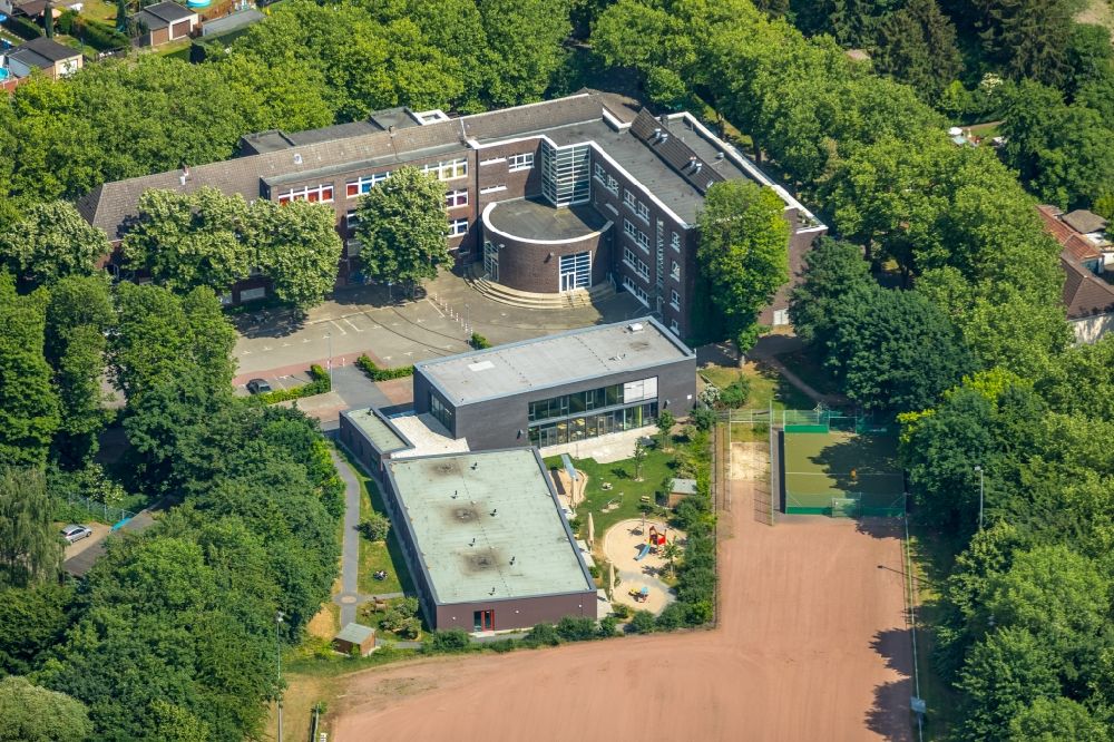 Luftbild Kamp-Lintfort - Schulgebäude der Volkshochschule in Kamp-Lintfort im Bundesland Nordrhein-Westfalen, Deutschland