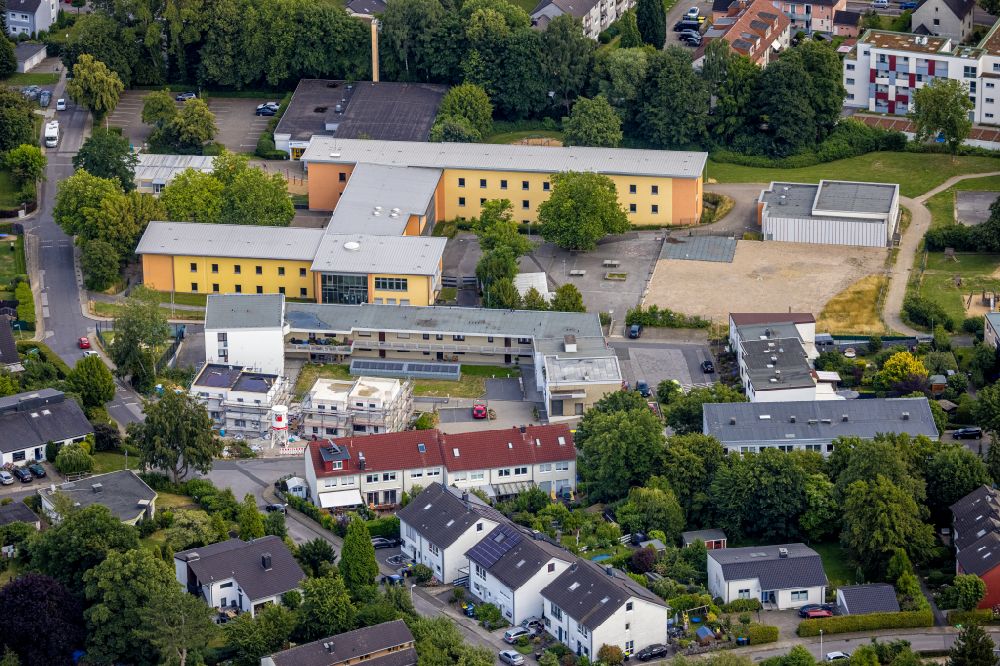 Herbede aus der Vogelperspektive: Schulgebäude der Vormholzer Grundschule in Herbede im Bundesland Nordrhein-Westfalen, Deutschland