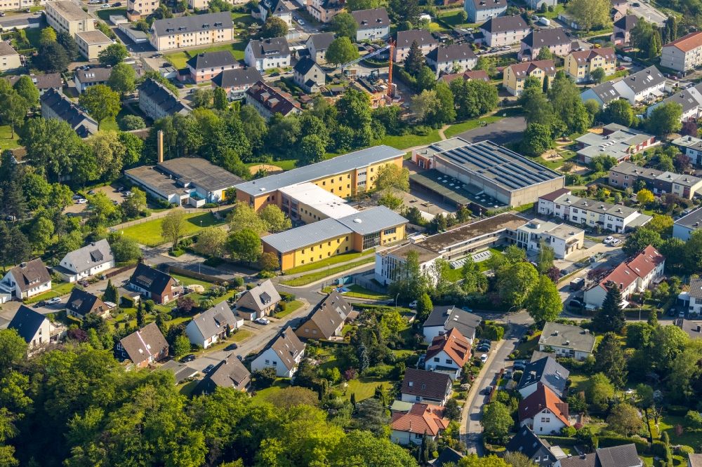 Witten von oben - Schulgebäude der Vormholzer Grundschule in Witten im Bundesland Nordrhein-Westfalen, Deutschland