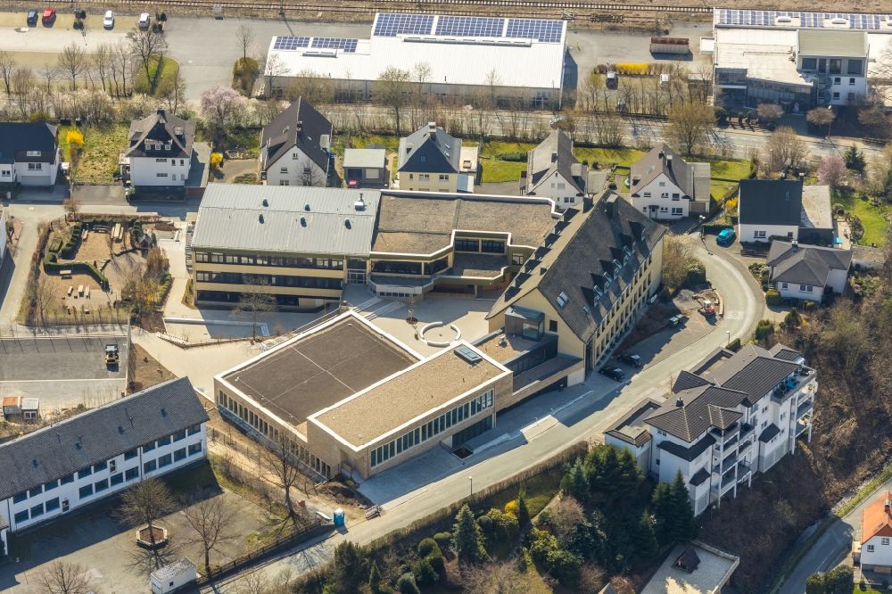 Meschede von oben - Schulgebäude der St. Walburga-Realschule in Meschede im Bundesland Nordrhein-Westfalen, Deutschland