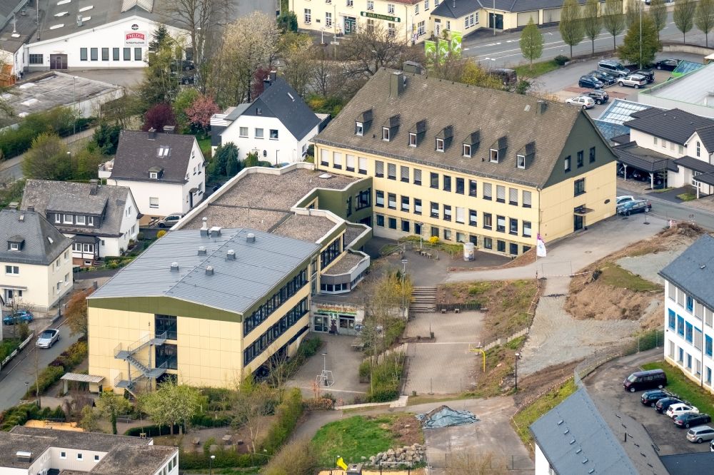 Meschede aus der Vogelperspektive: Schulgebäude der St. Walburga-Schule An Klocken Kapelle in Meschede im Bundesland Nordrhein-Westfalen