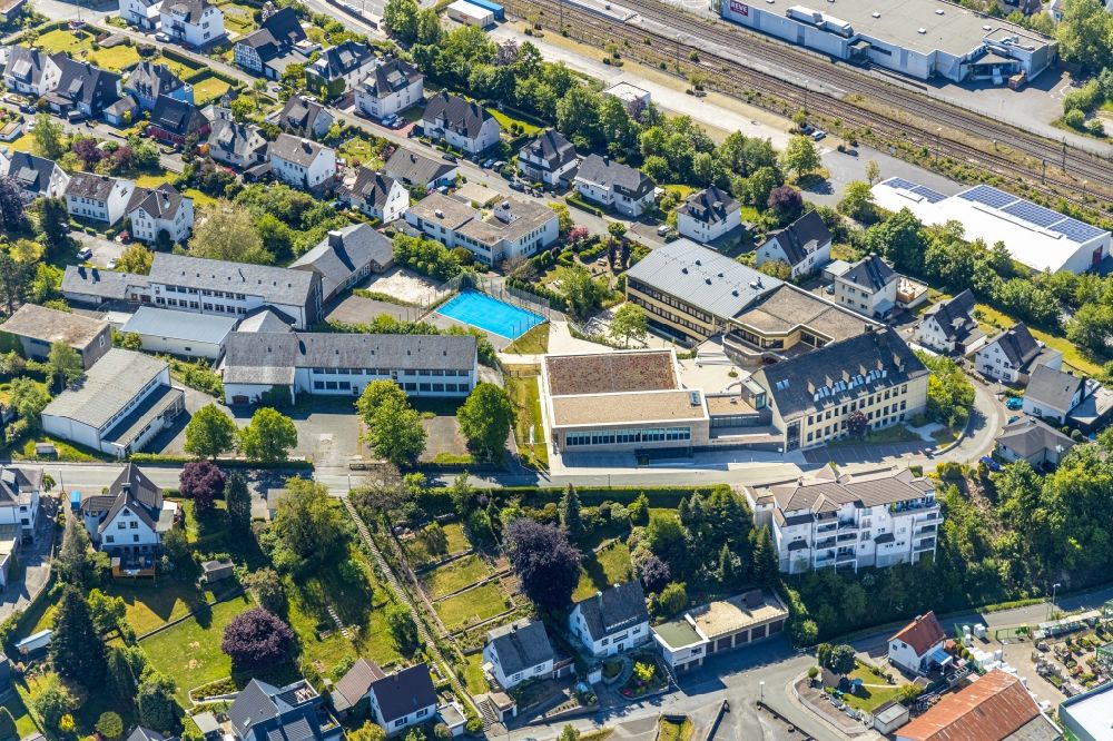 Luftaufnahme Meschede - Schulgebäude der St. Walburga-Schule in Meschede im Bundesland Nordrhein-Westfalen, Deutschland