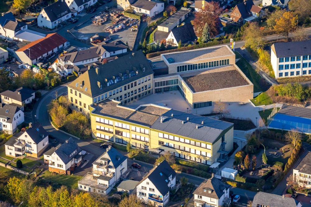 Luftaufnahme Meschede - Schulgebäudes der St. Walburga-Schule in Meschede im Bundesland Nordrhein-Westfalen, Deutschland