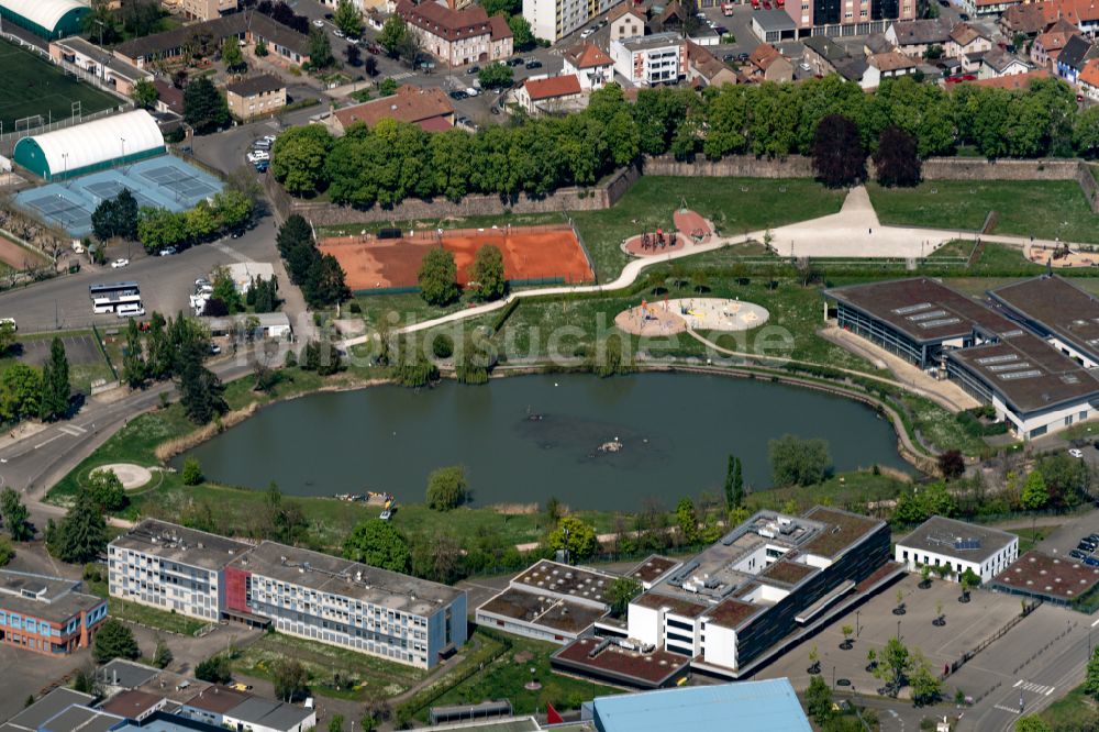 Luftaufnahme Selestat - Schulgelände und Gebäudekomplex am Parc des Remparts in Selestat in Grand Est, Frankreich