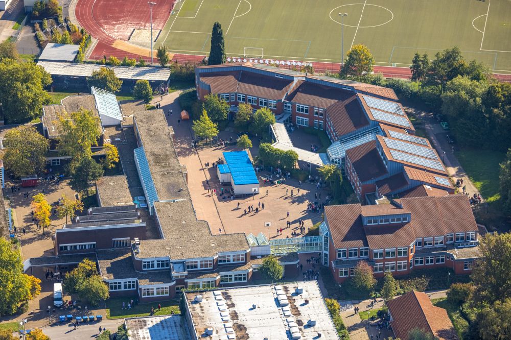 Luftaufnahme Holzwickede - Schulgelände mit Sportplatz Clara-Schumann-Gymnasium in Holzwickede im Bundesland Nordrhein-Westfalen, Deutschland