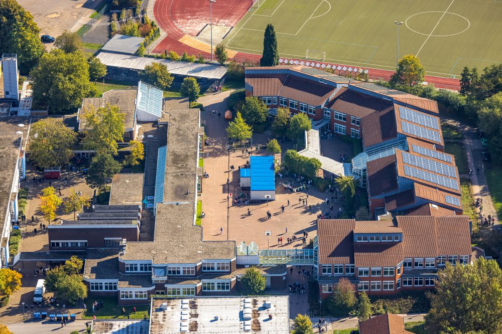 Holzwickede von oben - Schulgelände mit Sportplatz Clara-Schumann-Gymnasium in Holzwickede im Bundesland Nordrhein-Westfalen, Deutschland