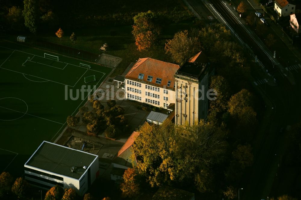 Luftbild Berlin - Schulgelände mit Sportplatz Grundschule am Wasserturm im Ortsteil Heinersdorf in Berlin, Deutschland