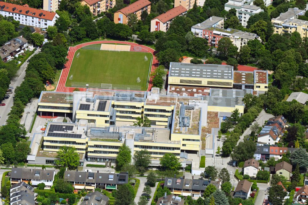 München von oben - Schulgelände mit Sportplatz in München im Bundesland Bayern, Deutschland