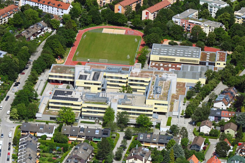 Luftbild München - Schulgelände mit Sportplatz in München im Bundesland Bayern, Deutschland