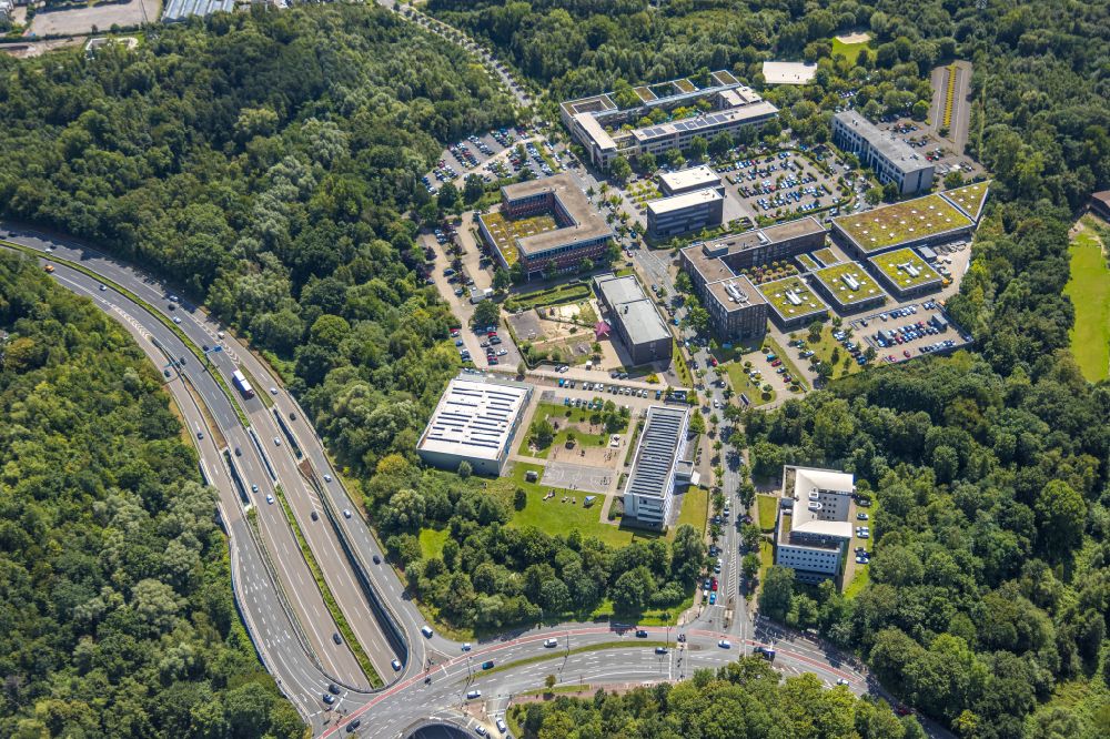 Bochum von oben - Schulgelände und Gebäudekomplex der EZB Buisness School und der Technische Akademie Wuppertal e.V. in Bochum im Bundesland Nordrhein-Westfalen