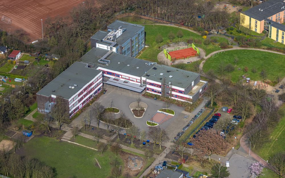 Luftaufnahme Dinslaken - Schulgelände und Gebäudekomplex der Friedrich-Althoff-Schule Am Stadtbad in Dinslaken im Bundesland Nordrhein-Westfalen - NRW, Deutschland