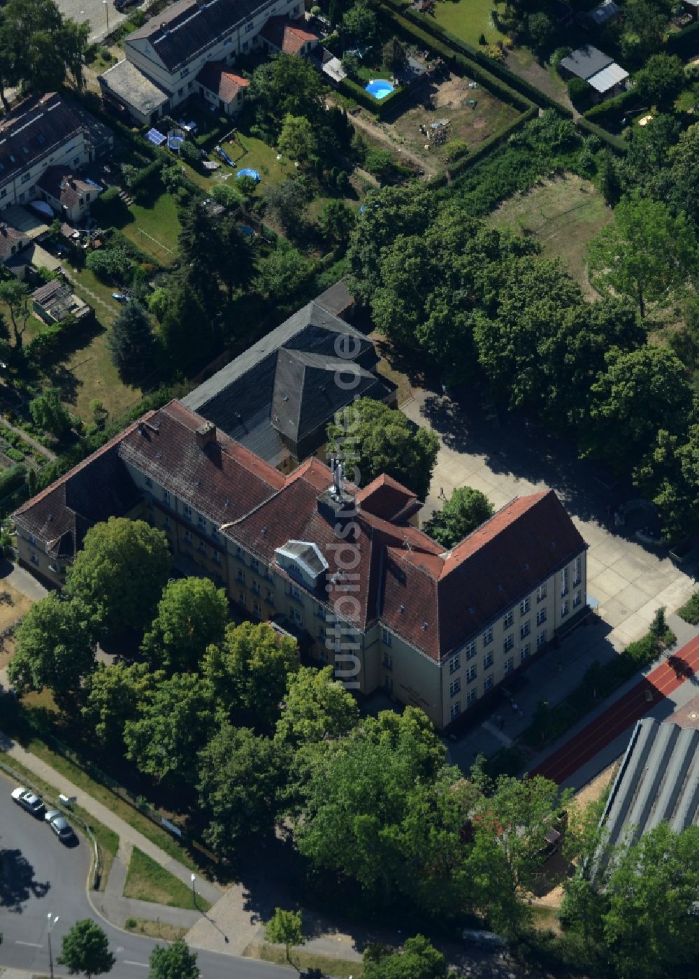 Berlin von oben - Schulgelände und Gebäudekomplex der Fritz-Kühn-Schule im Ortsteil Bohnsdorf im Bezirk Treptow-Köpenick in Berlin