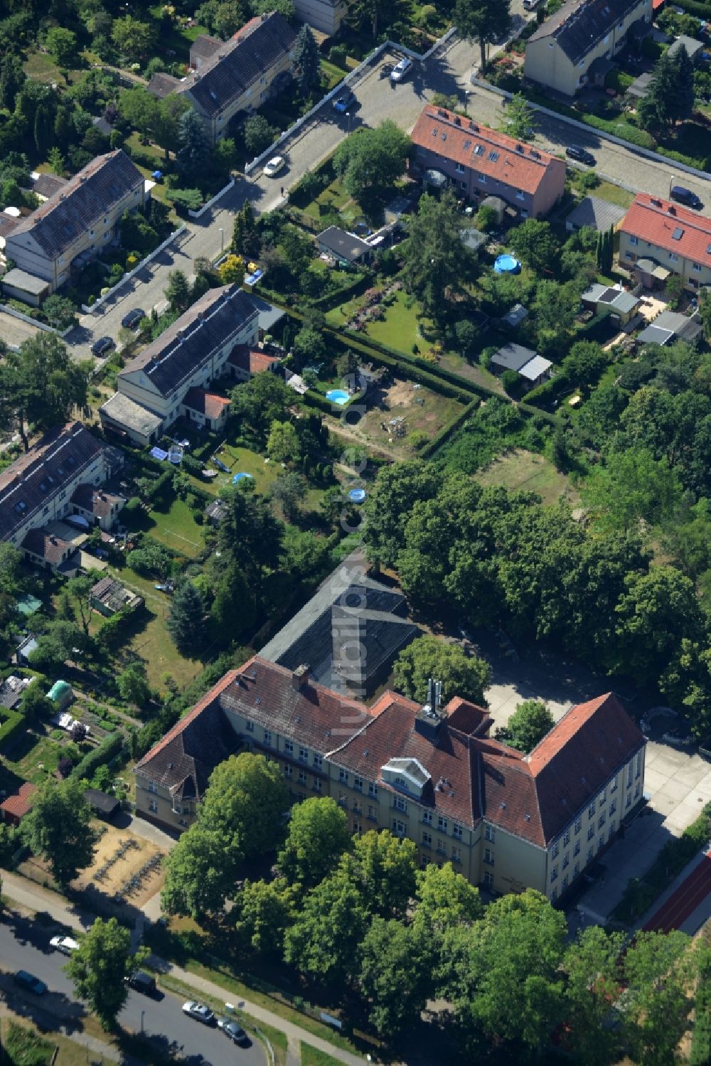Luftbild Berlin - Schulgelände und Gebäudekomplex der Fritz-Kühn-Schule im Ortsteil Bohnsdorf im Bezirk Treptow-Köpenick in Berlin