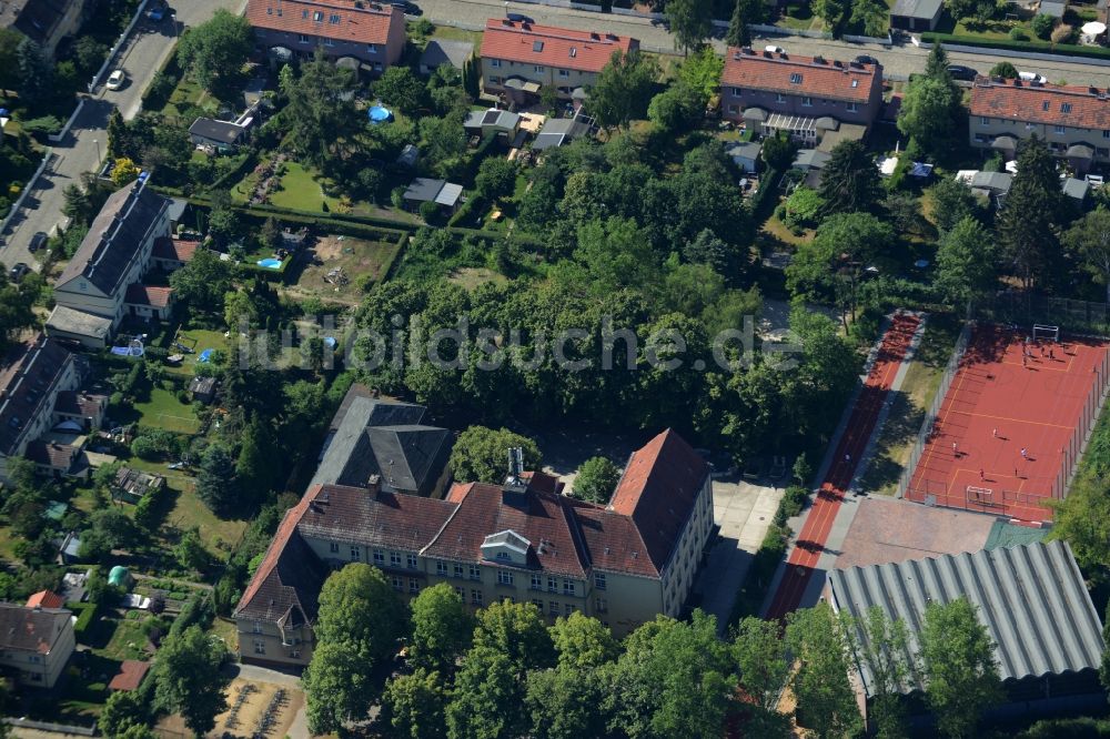Luftaufnahme Berlin - Schulgelände und Gebäudekomplex der Fritz-Kühn-Schule im Ortsteil Bohnsdorf im Bezirk Treptow-Köpenick in Berlin