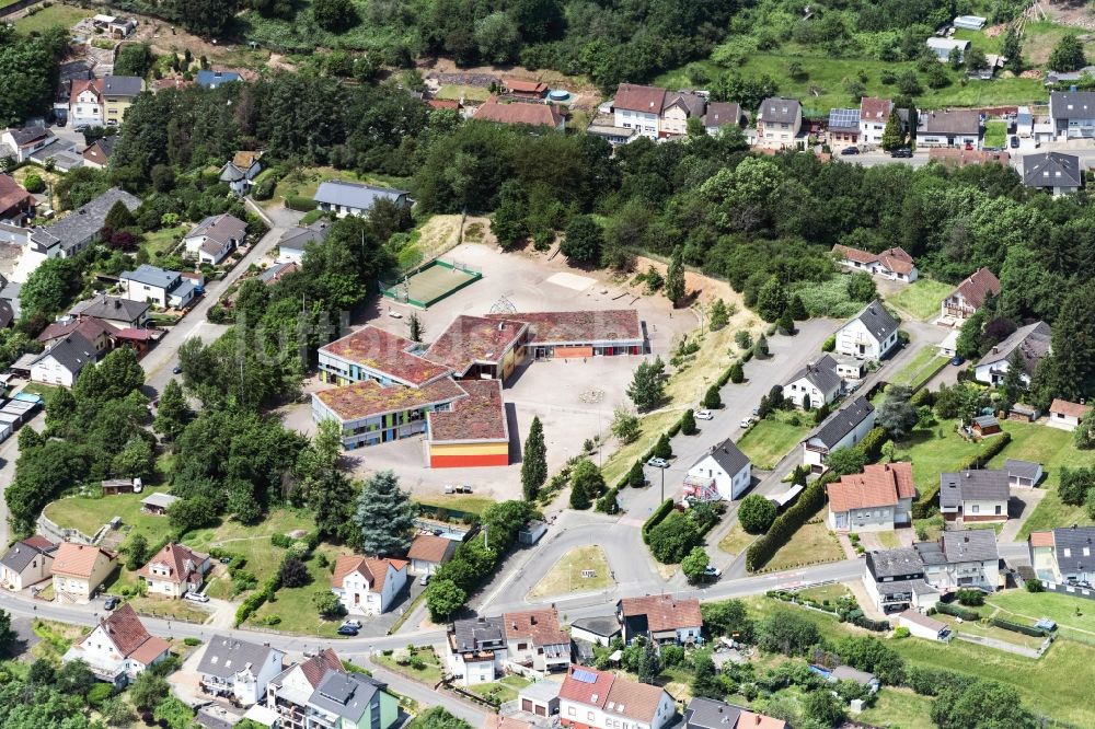 Nalbach von oben - Schulgelände und Gebäudekomplex der Grundschule Nalbach in Nalbach im Bundesland Saarland, Deutschland