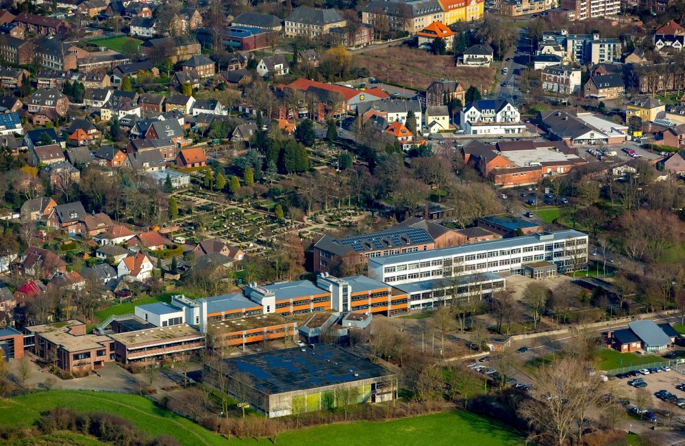 Luftbild Rees - Schulgelände und Gebäudekomplex des Gymnasium Aspel, der Realschule und der Turnhalle am Westring in Rees im Bundesland Nordrhein-Westfalen